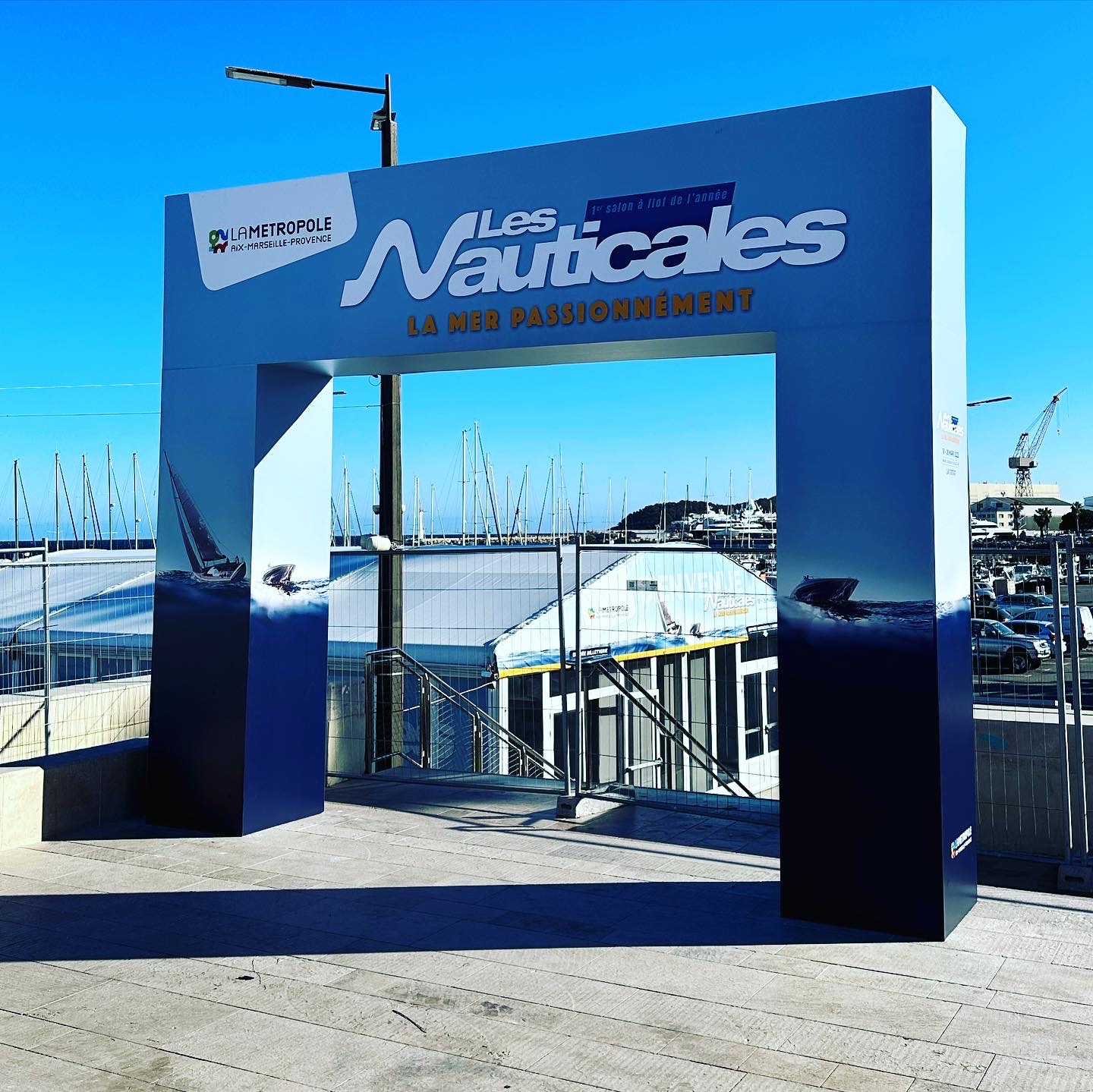 Habillage de l'arche d'entrée des Nauticales à la Ciotat